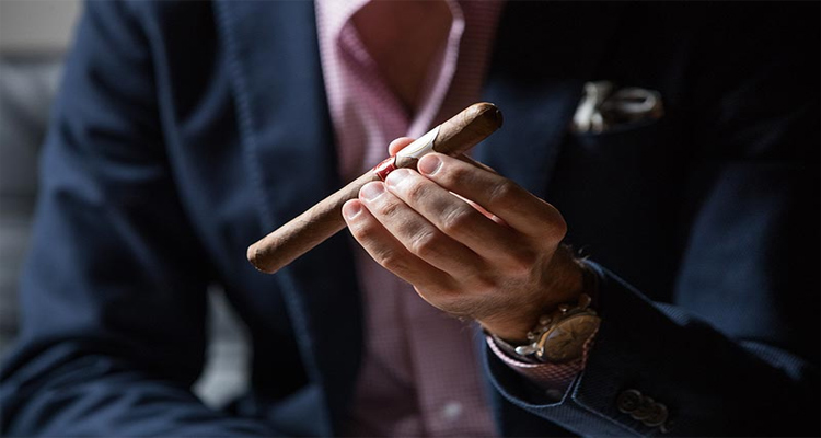 how to hold a cigar